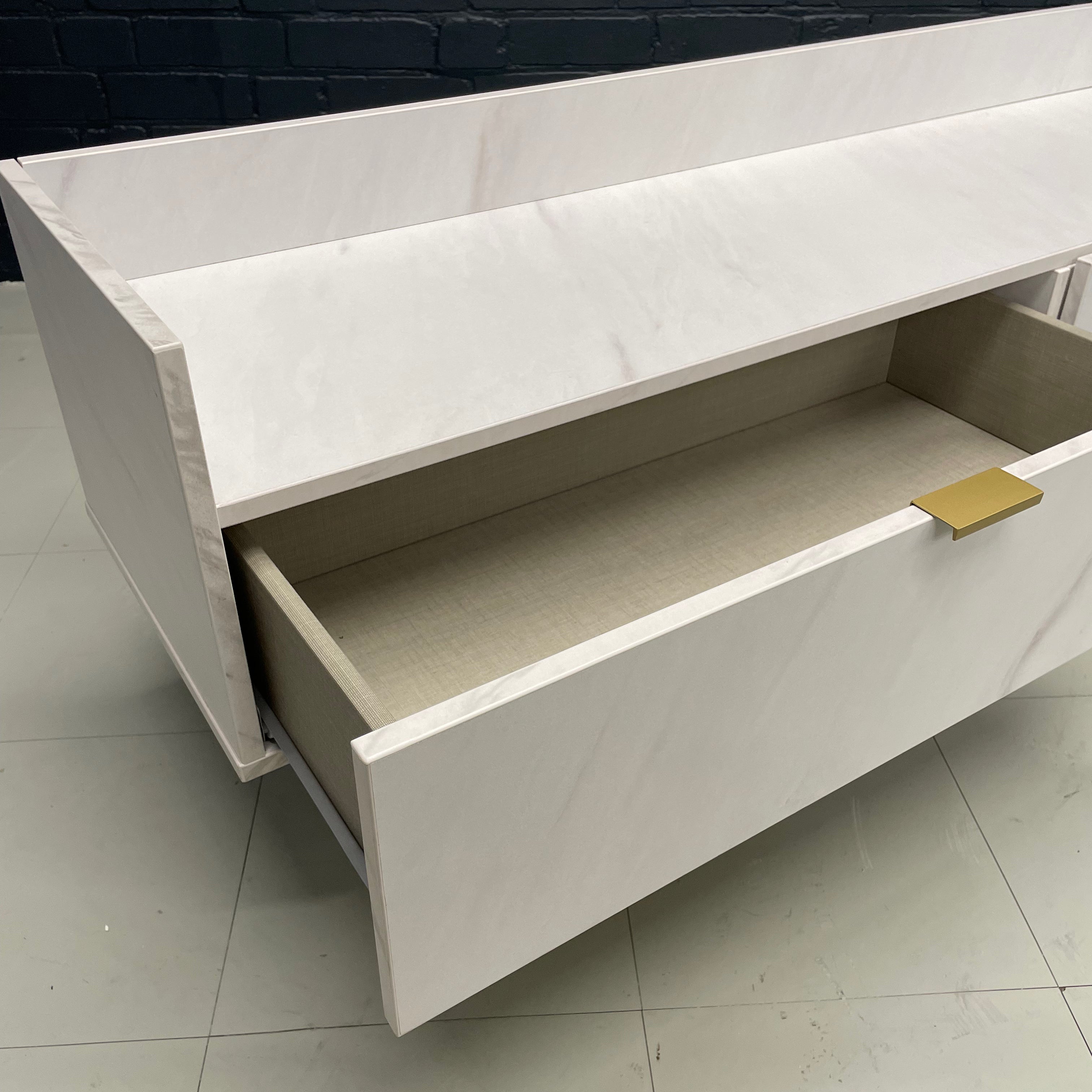Hong Kong - Media Unit (Showroom Clearance)